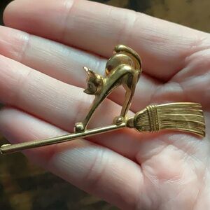 Vintage 80’s Avon Gold Tone Bewitching Cat On Broomstick Pin